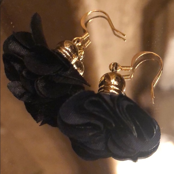 22K Black and Gold Flowered Dangly Earrings - Picture 2 of 4